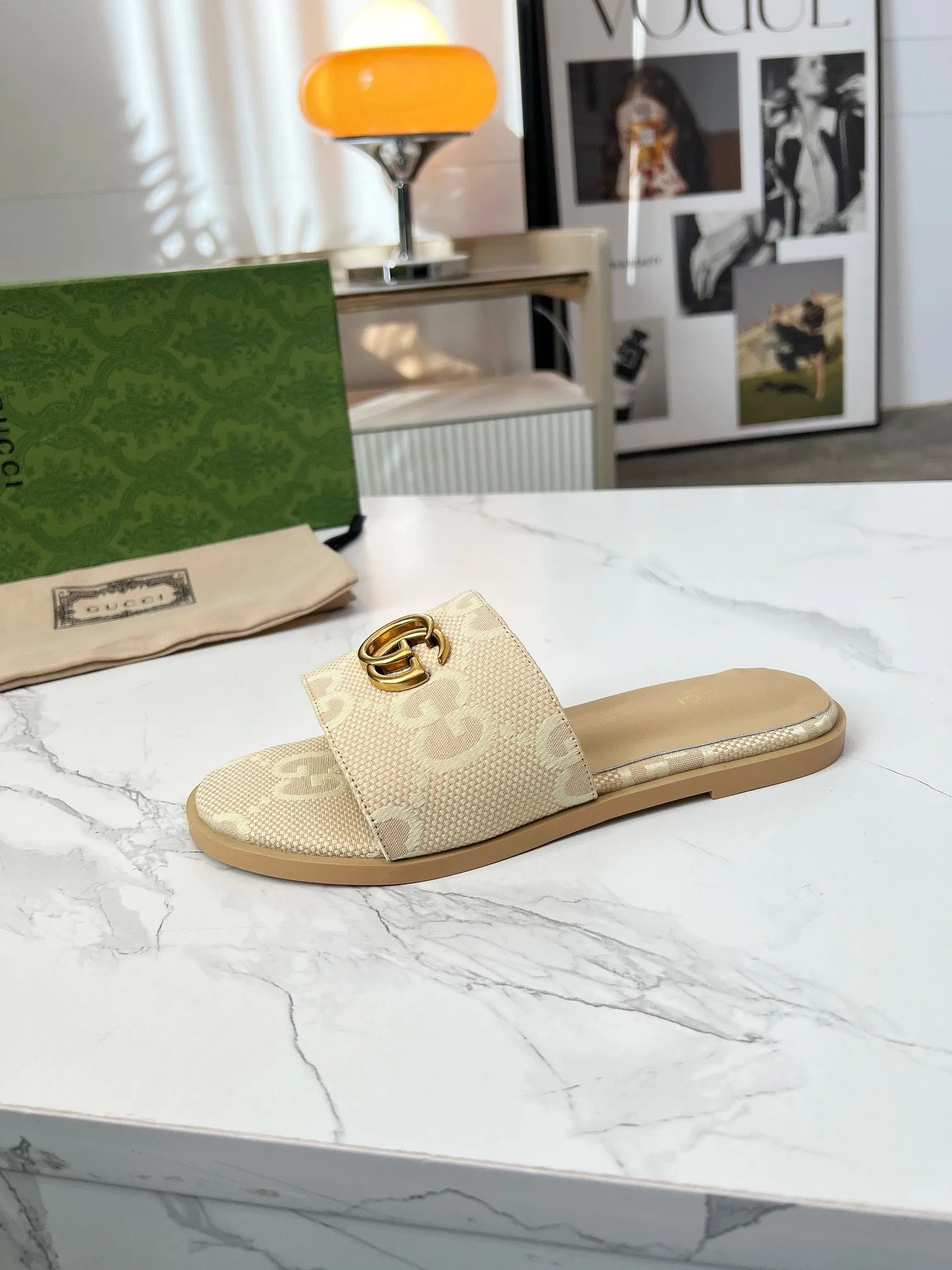 👟👟Ex-factory price 380👟👟 GUCCl 2025 spring and summer new style casual interlocking double G sandals for women. This piece is from the Gucci Lido collection, and its design is inspired by the summer style and beach clubs of the Italian coast. Archive designs from the 1970s infuse the brand with glory. Get inspired by this iconic era. The "Gucci March of Love" series continues to explore the aesthetic connotation of the brand's archived logos in a new way, while at the same time embracing the classic elegance and charm. Code Number: 35-43#